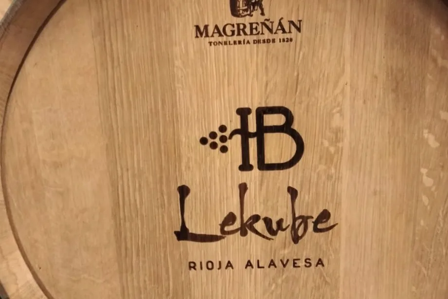 Barrica de roble marcada con el logotipo HB de Lekube, Rioja Alavesa