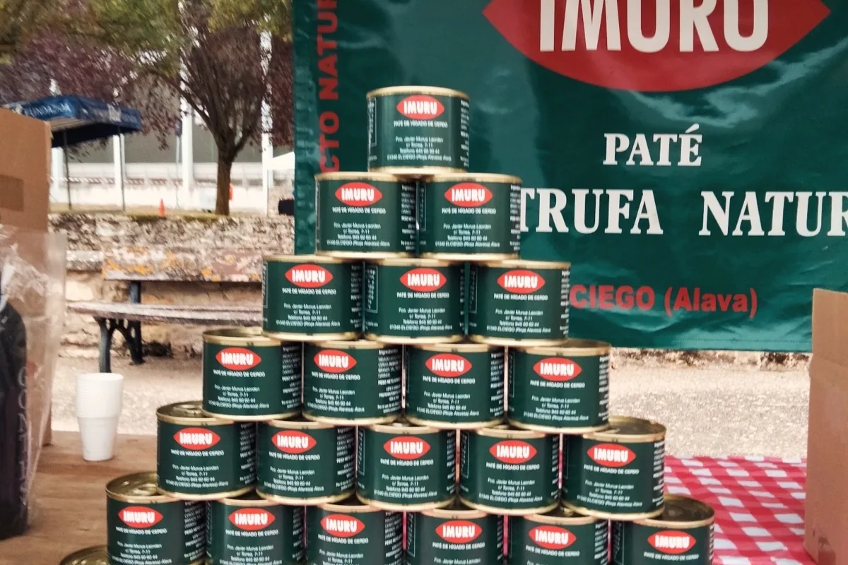 Pirámide de latas de paté Imuru en el puesto de la bodega